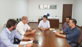 Deputado Evandro Roman, o reitor eleito da Unioeste, Alexandre Webber e técnicos do HU