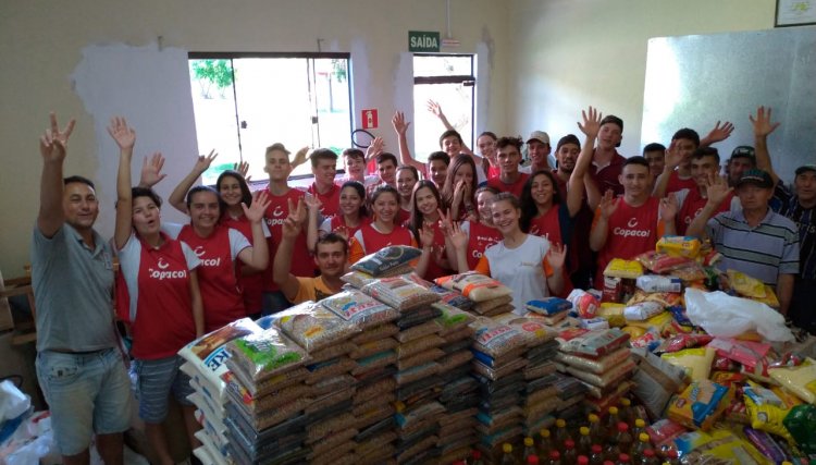 60 Jovens da Copacol arrecadam alimentos e brinquedos para famílias carentes
