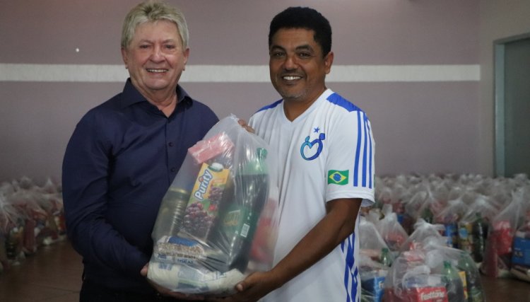 Cafelândia entrega cesta de natal para os Servidores Públicos