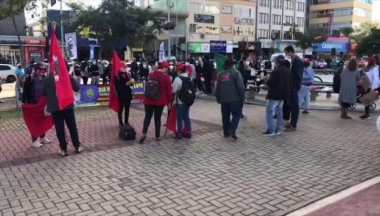 Manifestação contra Bolsonaro é realizada no Centro de Cascavel