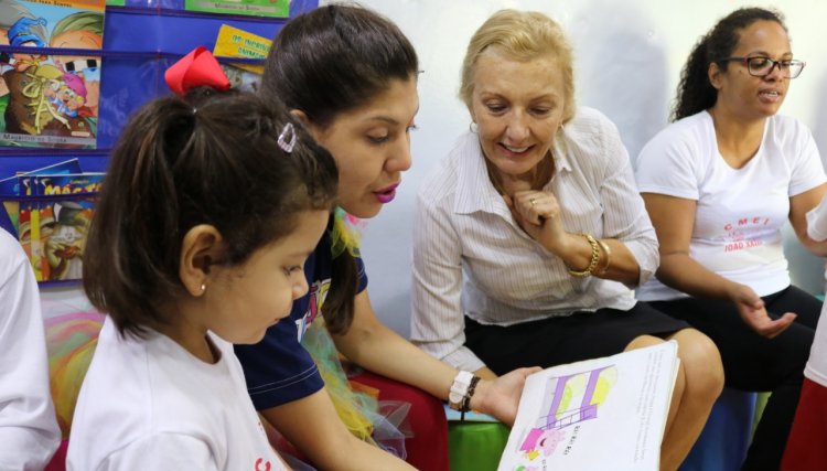 Busão da imaginação inicia visitas nas escolas por Cafelândia