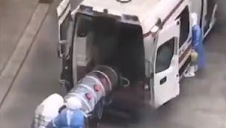 Na China médicos transportam paciente em tubo plástico