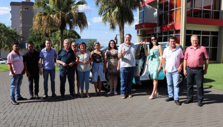 Cafelândia recebe 2 veículos 0km para assistência social