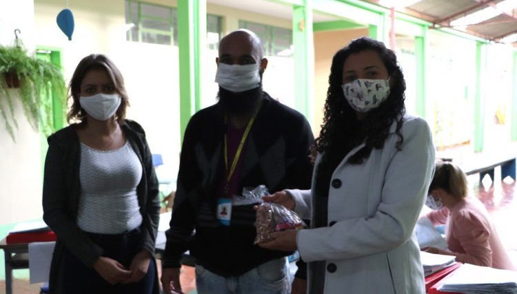 Alunos das Escolas de Cafelândia recebem  lembrancinhas da secretaria da Educação  