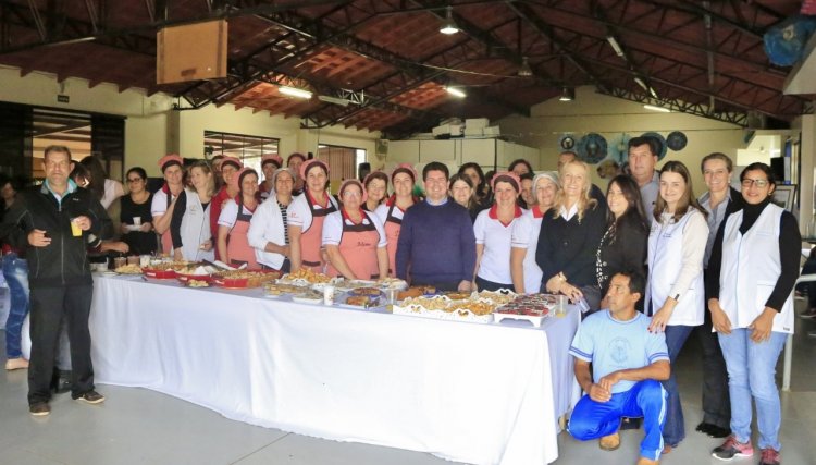 Grupo Feminino de Cafelândia promove café colonial com alunos da APAE