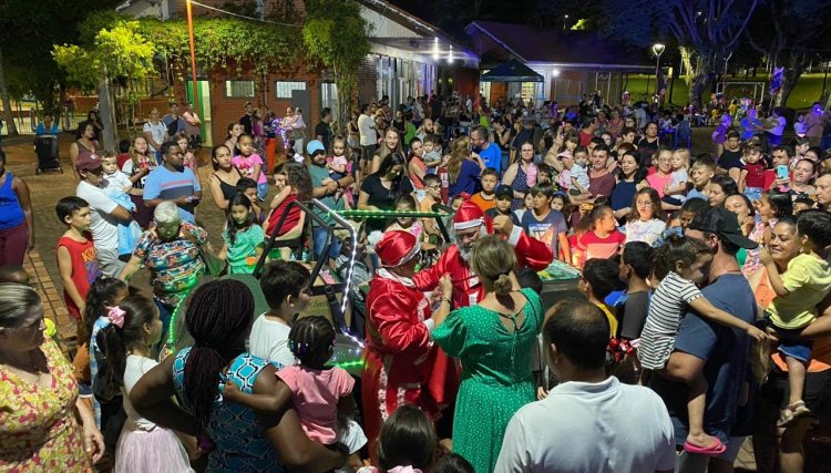 Famílias prestigiam a magia da abertura do Natal de Luz em Cafelândia, veja o vídeo 