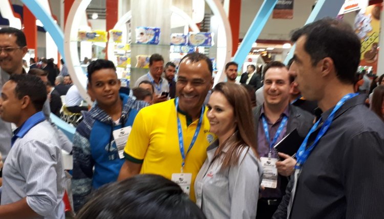 Pentacampeão Cafu, visita estande da Copacol na Apas, a maior feira supermercadista do mundo