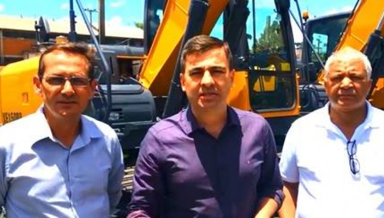Deputado Sérgio Souza repassa escavadeira de R$ 400 mil para o Prefeito Junior de Jesuítas
