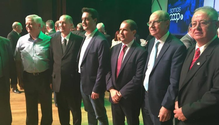 Governador eleito Ratinho JR e o também deputado eleito Marcel Micheletto, participam do Encontro Estadual de Cooperativas