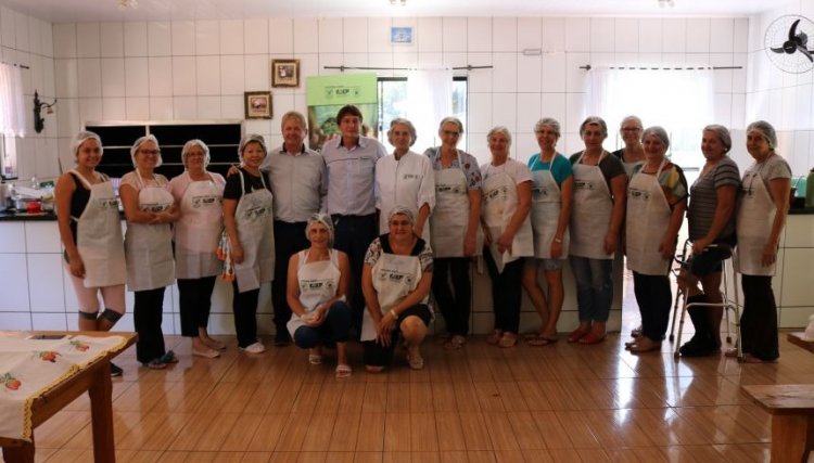 Produtoras rurais de Cafelândia participam de curso de culinária