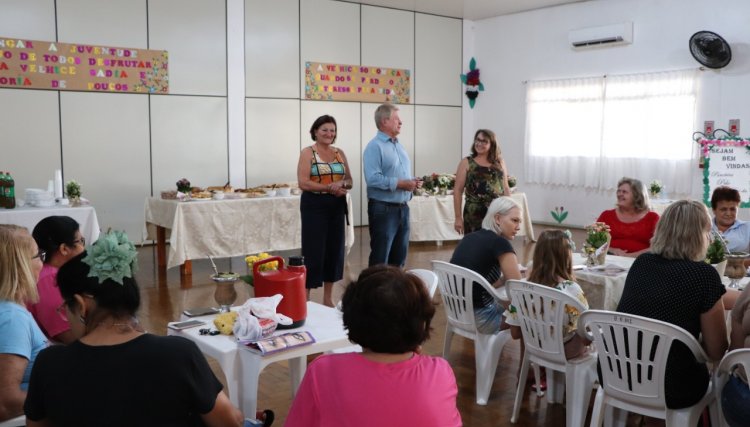 Voluntárias da APMI Recebem café da tarde em comemoração ao Dia da mulher