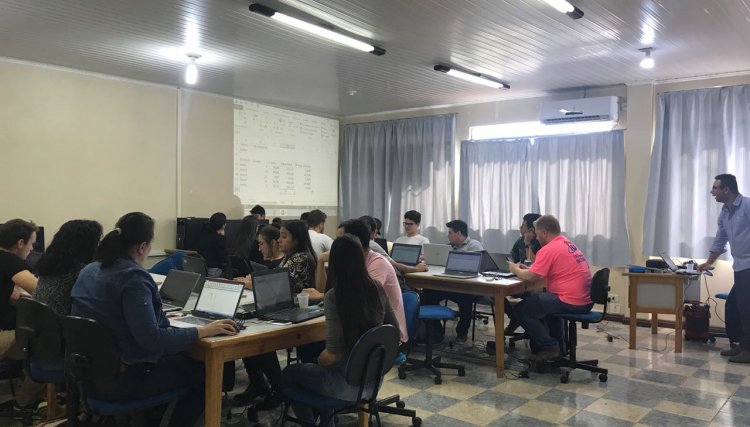 24 alunos iniciam curso de Excel na Faculdade Unica