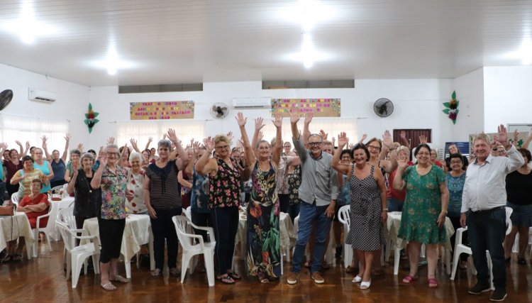Vovós participam de café especial do Dia da Mulher em Cafelândia