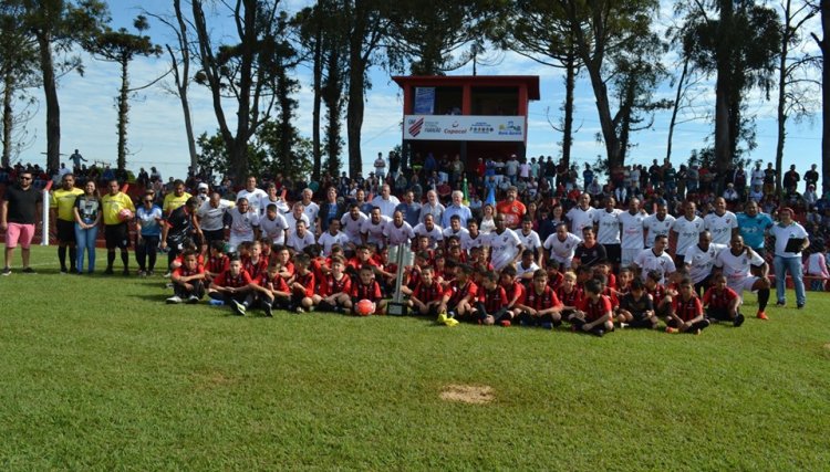 Jogo entre Nova Aurora Máster X Athletico PR Máster marca lançamento de escolinha de futebol