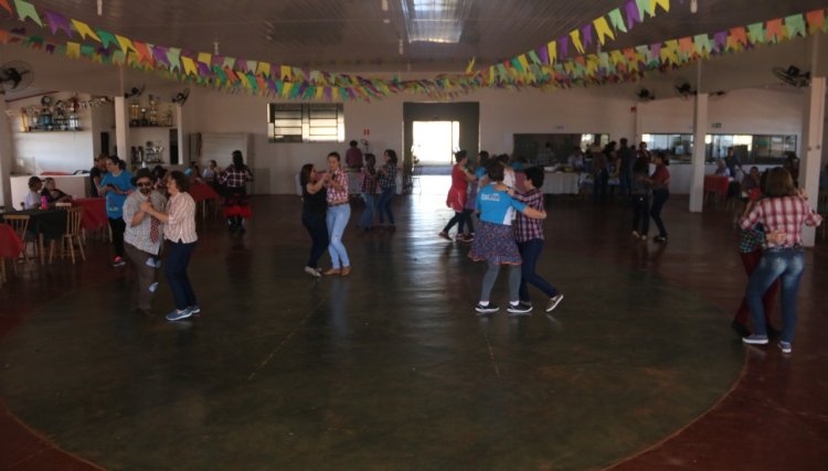 Vovôs do Central Santa Cruz participam da festa julina