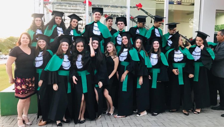 Alunos do Colégio Ellos se formam em Cafelândia 