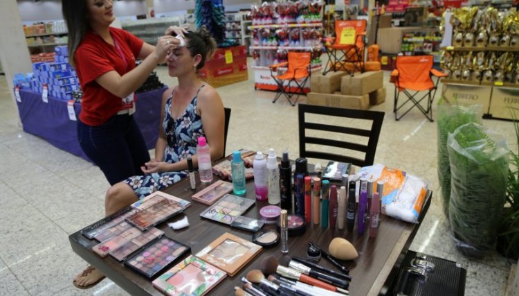 Copacol Supermercados traz consultoria de maquiagem em comemoração ao Dia da Mulher