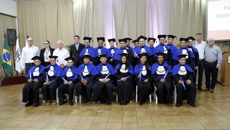 Após 100 mil KM, 21 colaboradores da Unitá se formam no curso Técnico em Eletromecânica