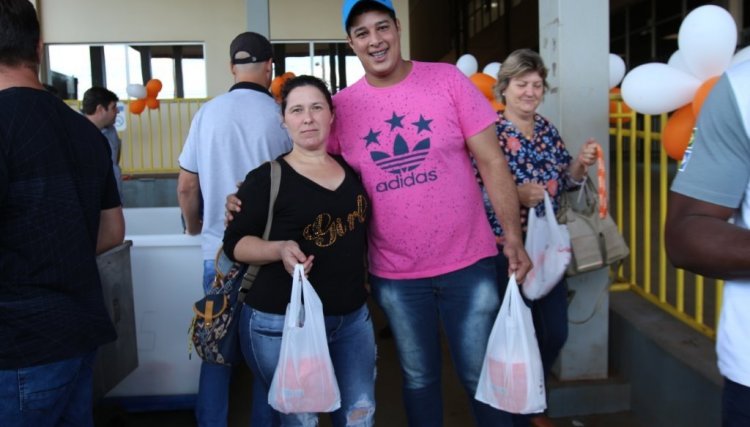 Copacol entrega frango para os colaboradores em homenagem ao Dia do Trabalho