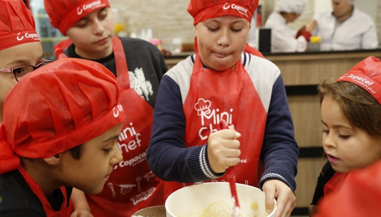 Copacol Supermercados promove curso para mais de 200 minis chefes
