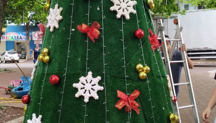 Nova Aurora entrega decoração de Natal para a comunidade