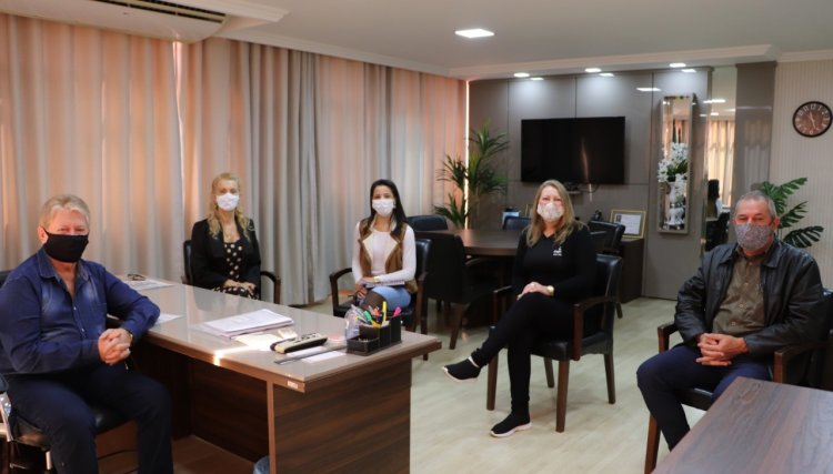 Representantes do Grupo Feminino da Copacol de Cafelândia, apresentam projeto na prefeitura