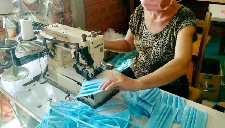 Nova Aurora confecciona máscaras para evitar  o Coronavírus