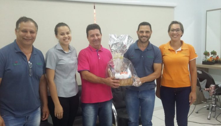 Diretoria do Sintrascoop entrega cesta de produtos sorteados