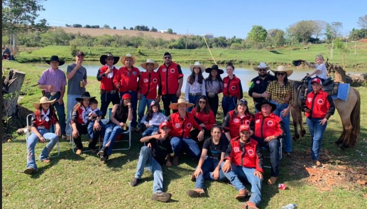 Mais de 20 cavaleiros da Associação Cavaleiros e Mulandeiros de Cafelândia participam de cavalgada em Ubiratã