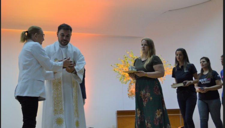 Tradicional Santa Missa em Ação de Graças é celebrada no auditório da Univel
