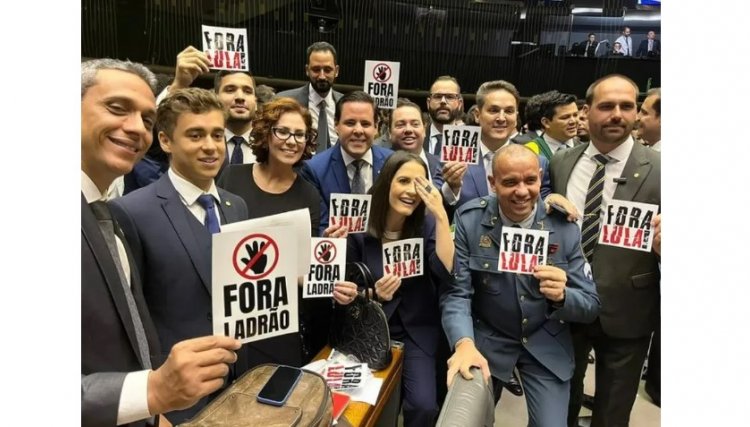 Deputados tomam posse com adesivos contra Lula