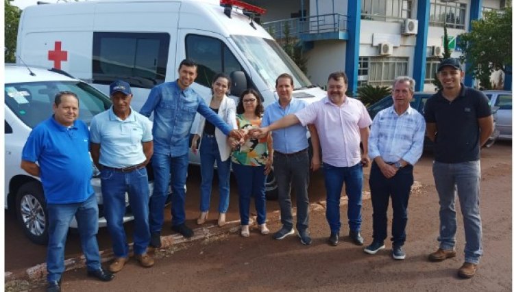 Micheletto entrega ambulância e ônibus para a Saúde de Formosa 