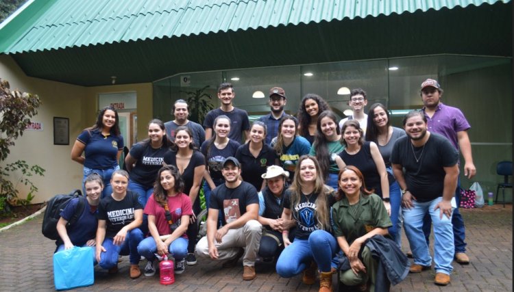 Acadêmicos da Univel de Medicina Veterinária realizam aula prática no Zoológico