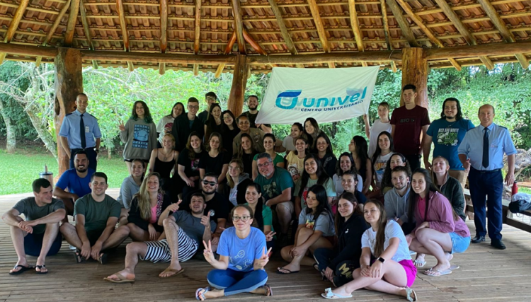 Acadêmicos de Veterinária da Univel vivem imersão pela biodiversidade do Parque Nacional das Emas