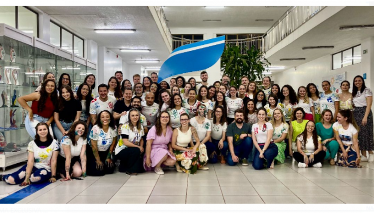 Emoção e gratidão: formandos da Univel encerram jornada de Psicologia com aula da saudade