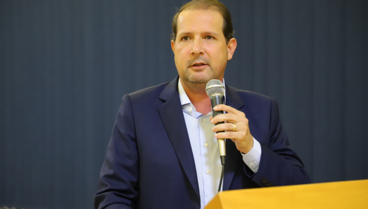 Micheletto reajusta salário dos servidores municipais e aumenta o vale em 60%