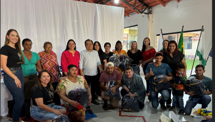 Alunos da APAE de Cafelândia recebem kit de uniformes do governo municipal