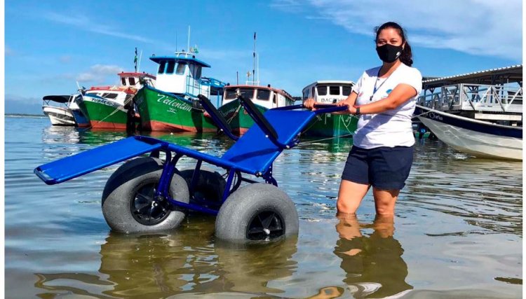 Cadeiras especiais levam acessibilidade a praia da Ilha do Mel 