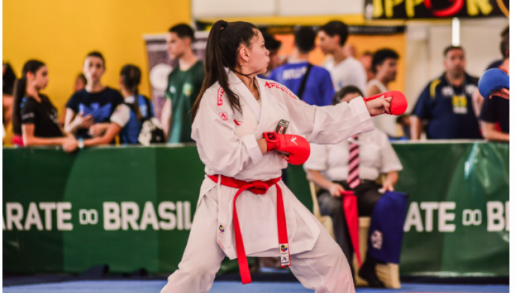 Moradora de Cafelândia Rafaela Delgado conquista 2º colocação em nacional de Karatê