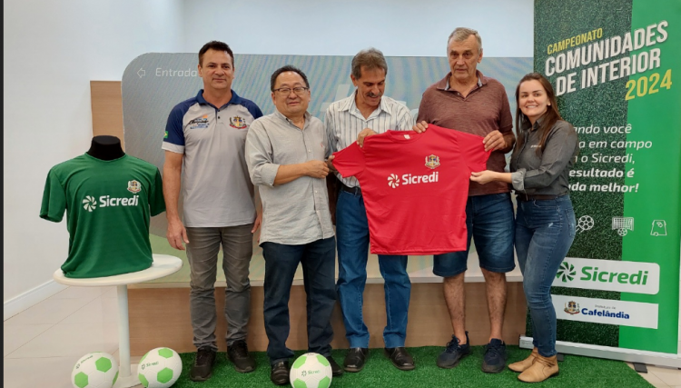 Sicredi entrega uniformes para comunidades rurais de Cafelândia