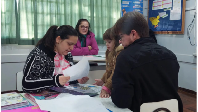 Entrega de boletins e relatórios nas Escolas de Cafelândia