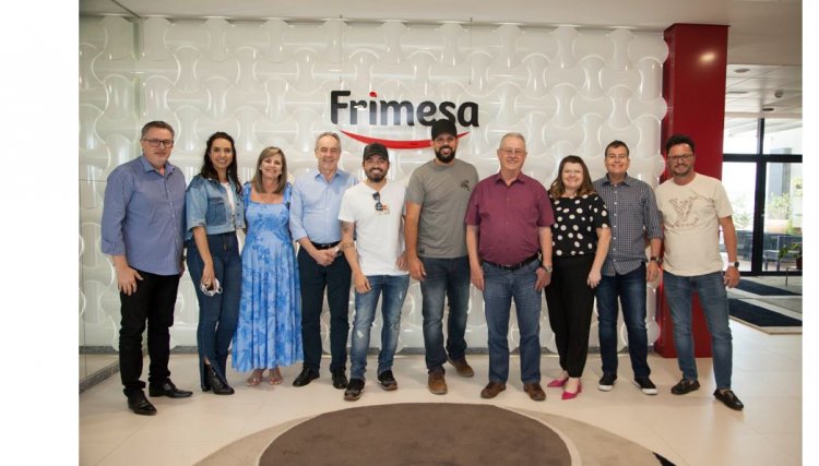 Fernando e Sorocaba visitam a sede da Frimesa em Medianeira