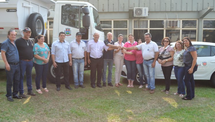 Nova Aurora realiza entrega de caminhão basculante e um carro ao Conselho Tutelar