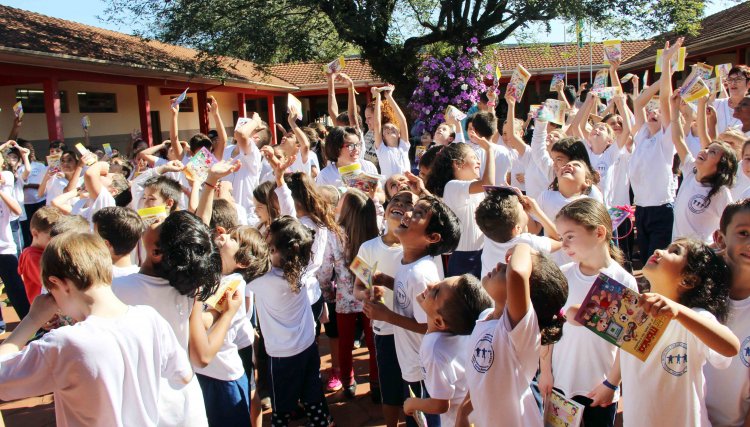 Sicredi entrega gibis para alunos da Escola Theofânio de Cafelândia