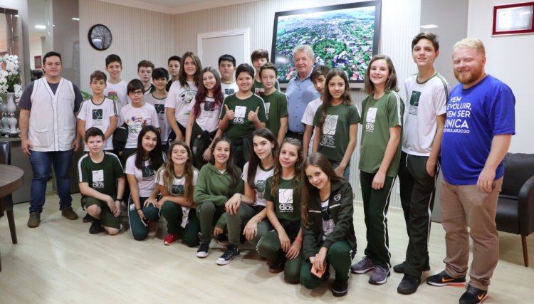 Prefeitura de Cafelândia recebe visita de alunos do Colégio Ellos