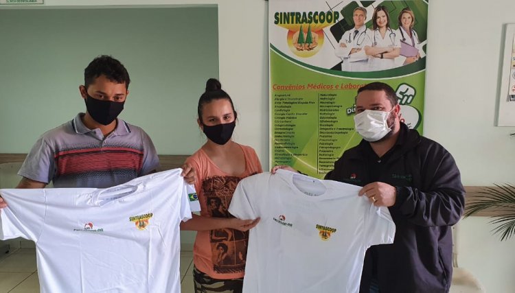 Casal de associados do Sintrascoop retiram brindes em Cafelândia