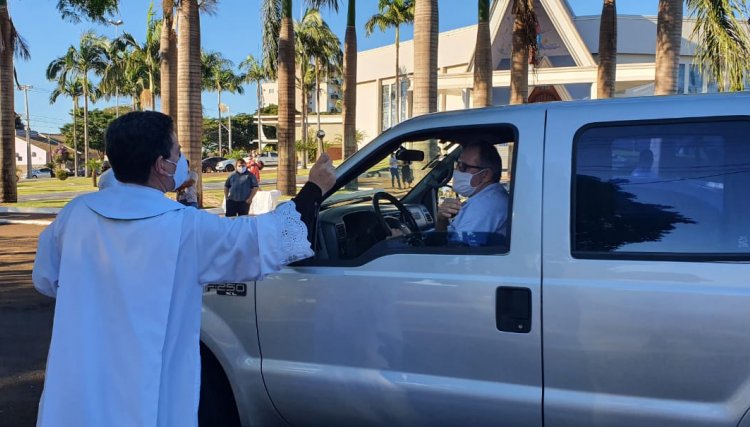 Mais de mil veículos recebem a bênção da Padroeira de Cafelândia, Nossa Senhora Consolata 