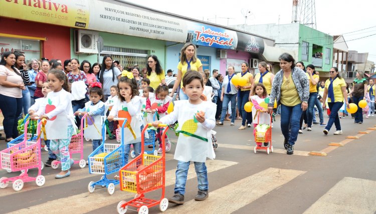 Nova Aurora realiza desfile Cívico em alusão  aniversário da cidade