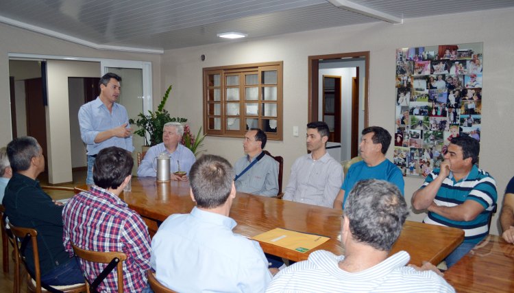 Candidato à reeleição para deputado federal Sérgio Souza, defende o uso de redes sociais para combater a poluição causada por santinhos