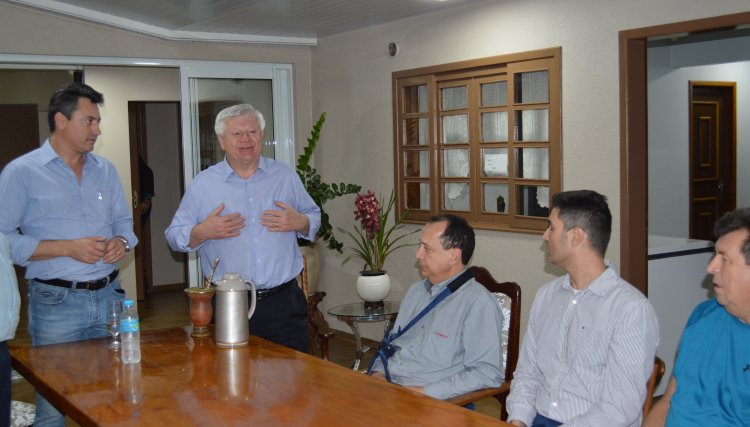 Deputado federal Sérgio Souza participa de reunião com lideranças de Cafelândia